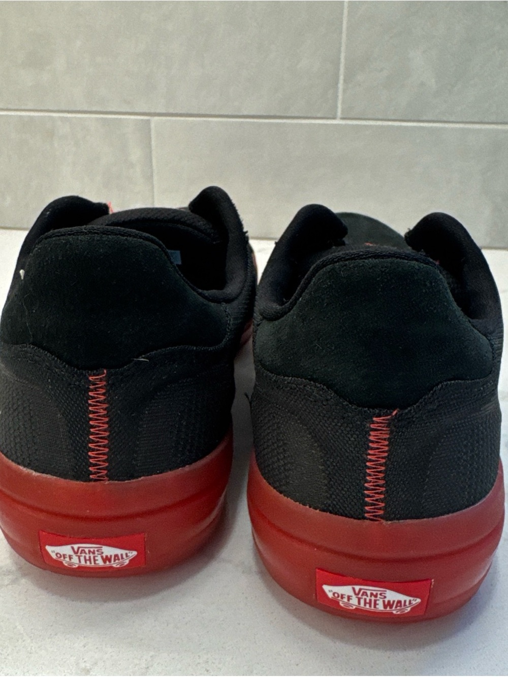 Vans men’s low rise black red sneakers 10.5 - Picture 6 of 9